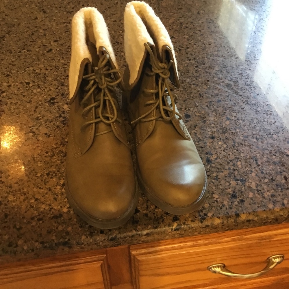 Army green oxford booties w/ faux shearling